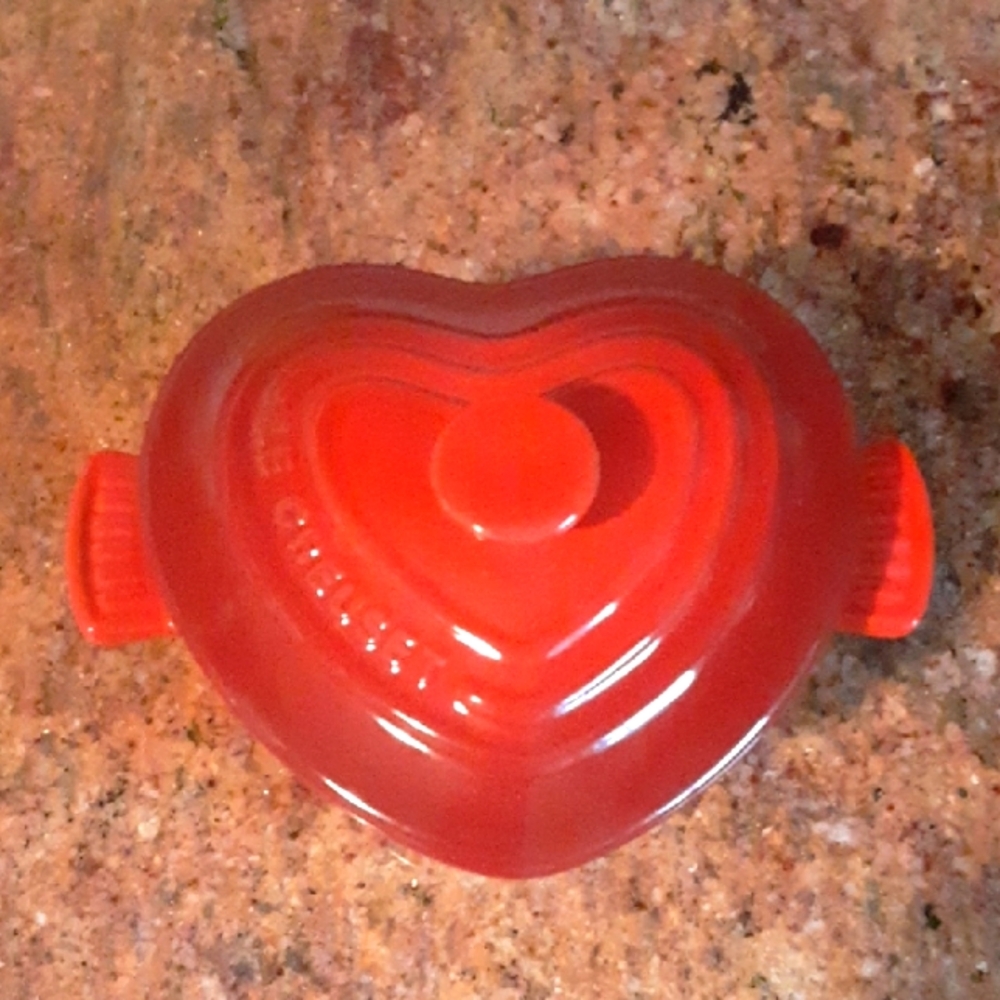 Euc! Le CREUSET ❤ HEART RAMEKIN WITH LID